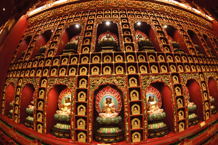 SINGAPORE/SINGAPORE - 27 MAR, 2014 : Red Chinese temple, Buddha Tooth Relic Temple and Museum in Chinatown in Singaporeのeditorial素材