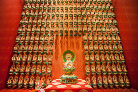 SINGAPORE/SINGAPORE - 27 MAR, 2014 : Red Chinese temple, Buddha Tooth Relic Temple and Museum in Chinatown in Singaporeのeditorial素材