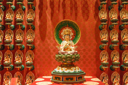 SINGAPORE - 27 MAR, 2014 : Red Chinese temple, Buddha Tooth Relic Temple and Museum in Chinatown in Singaporeのeditorial素材