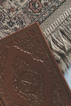 The Holy Quran with rosary and praying carpet. Image of The Holy Quran with rosary. Muslim Rosary Beads And Quran. Top viewの写真素材
