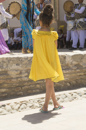 BUKHARA, UZBEKISTAN - MAY 25, 2018: Silk and Spices Festival 2018. Bukharian musicians in local dress dance, in Bukhara, Uzbekistanのeditorial素材
