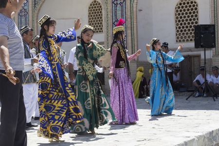 BUKHARA, UZBEKISTAN - MAY 25, 2018: Silk and Spices Festival 2018. Bukharian musicians in local dress dance, in Bukhara, Uzbekistanのeditorial素材