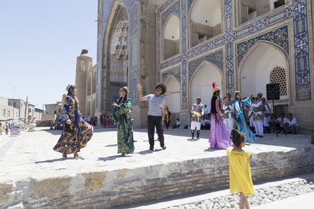 BUKHARA, UZBEKISTAN - MAY 25, 2018: Silk and Spices Festival 2018. Bukharian musicians in local dress dance, in Bukhara, Uzbekistanのeditorial素材