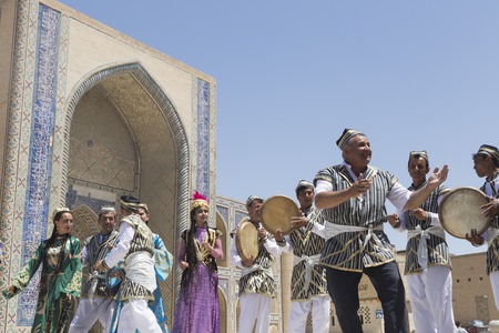 BUKHARA, UZBEKISTAN - MAY 25, 2018: Silk and Spices Festival 2018. Bukharian musicians in local dress dance, in Bukhara, Uzbekistanのeditorial素材