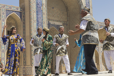 BUKHARA, UZBEKISTAN - MAY 25, 2018: Silk and Spices Festival 2018. Bukharian musicians in local dress dance, in Bukhara, Uzbekistanのeditorial素材