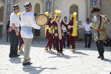 BUKHARA, UZBEKISTAN - MAY 25, 2018: Silk and Spices Festival 2018. Bukharian musicians in local dress dance, in Bukhara, Uzbekistanのeditorial素材