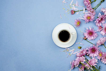 Refreshing black coffee. Cozy spring morning. Refreshing day at home with a cup of coffee and fresh spring flowers. Spring morning routinesの写真素材