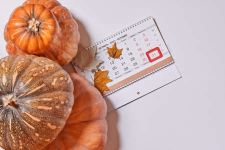 October 2021 monthly calendar and pupmkins on white background. Top view. Overhead view of Autumn month - October calendarの写真素材