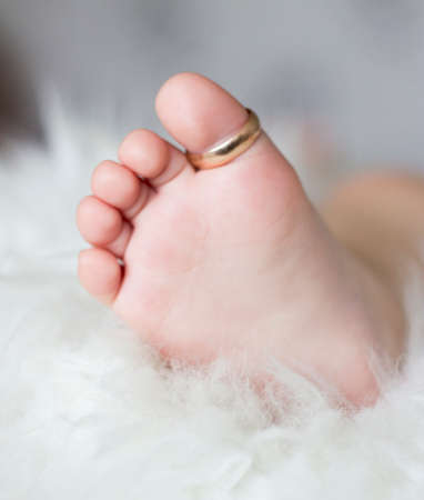 a wedding ring on the leg of the childの写真素材