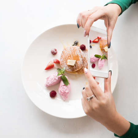 Mobile food photography. Sweet dessert. Modern technology conceptの写真素材
