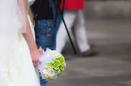White bride hanging down flowers bouquetの写真素材