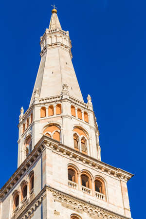Leaning Romanesque bell tower in Modenaの写真素材