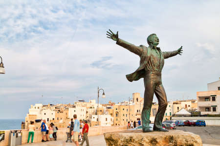 POLIGNANO (BA), ITALY - AUGUST 31, 2016: The tourists gather under the statue of Domenico Modugno to sing Volare and his other songsのeditorial素材