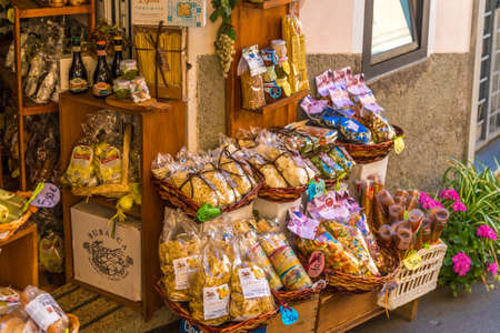 MANAROLA (SP), ITALY - JUNE 17, 2018: typical street markets sell local products to touristsのeditorial素材