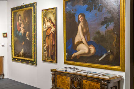 MODENA, ITALY â FEBRUARY 15, 2019: Priceless  artworks offered for sale by antique dealers during Modenantiquaria the most visited high quality antiques fair in Italyのeditorial素材