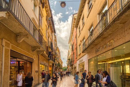 VERONA (VR), ITALY - MAY 10, 2019: tourists walking in Mazzini Street, shopping street of the historical center of Verona, city of loversのeditorial素材