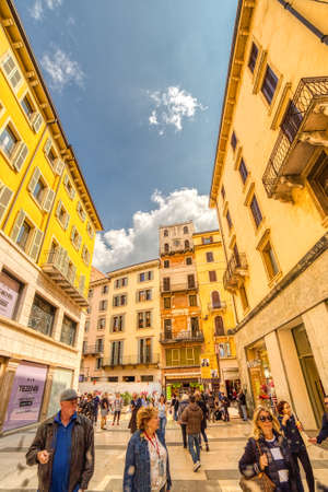 VERONA (VR), ITALY - MAY 10, 2019: tourists walking in Mazzini Street, shopping street of the historical center of Verona, city of loversのeditorial素材