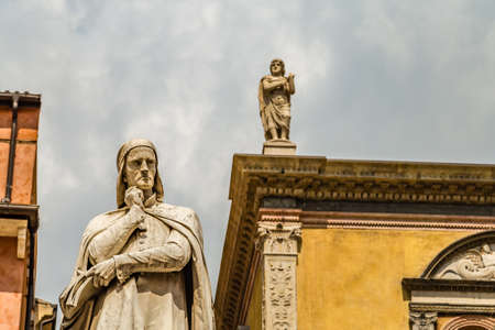 VERONA (VR), ITALY - MAY 10, 2019: sunlight is enlightening statue of Dante Alighieri holding his chin in Piazza dei Signori in Veronaのeditorial素材