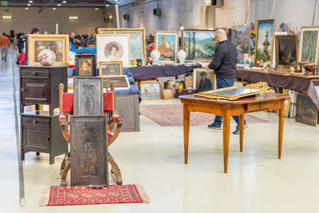 CESENA (FC) - FEBRUARY 16, 2020: people visiting stalls at antiques fairのeditorial素材