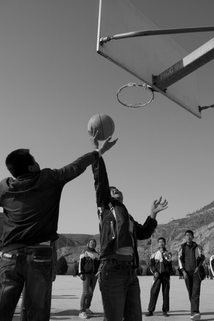 Students playing basketball のeditorial素材