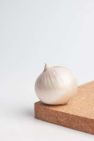 white onions on white backgroundの写真素材