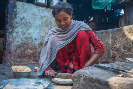 Female adolescents in India they already have to participate in their housing duties, such as cooking and washing cloths.のeditorial素材