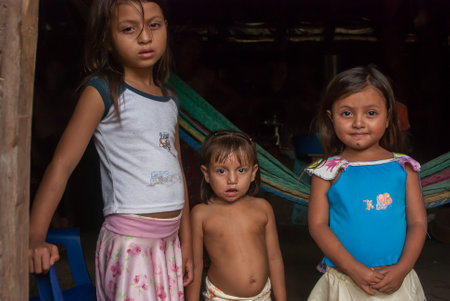 Suchitoto, El Salvador. 03-21-2019. Portrait of 3 sisters at the entrance of their house in a rural area on the outskirts of the old city of Suchitoto.のeditorial素材