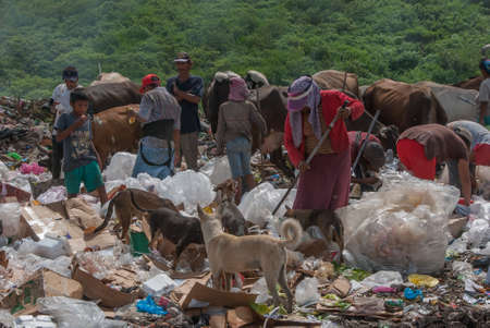 Managua, Nicaragua. 03-23-2019. Men working collecting plastic for income generation at the garbage dump La Cuheka in the city of Managua.のeditorial素材