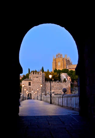 Old door of Toledo's fortressのeditorial素材