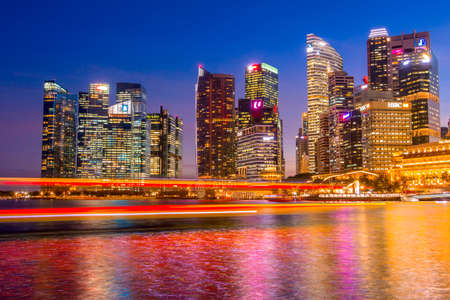 Singapore. Marina Bay in Singapore. The Merlion fountain and skyscrapersのeditorial素材