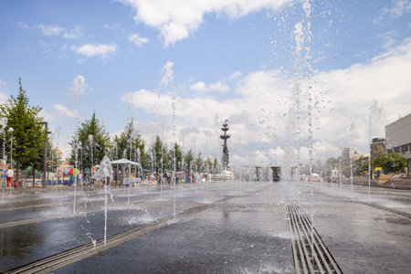 MOSCOW, RUSSIA, JULY 18, 2015: A huge playground on the Crimean embankment. Museum Park. City fountains with water sources under the warm sun. The city wakes up early in the morningのeditorial素材