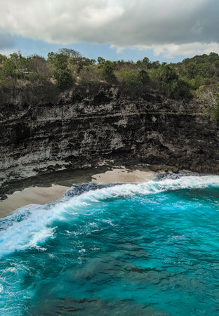 Majestic cliffs surround a serene turquoise bay at Broken Beach, Nusa Penidaの写真素材