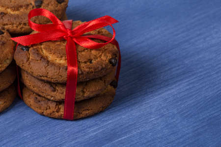 cookies with chocolate pieces in a row on wooden surfaceの写真素材