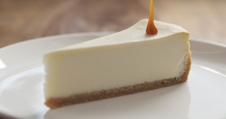 caramel sauce pour over traditional new york cheesecake, 4k photoの写真素材