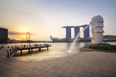 Singapore - July 30, 2017: The Mer lion fountain and marina bay sands during sunrise is famous landmark and very popular for photographers and tourists of Singapore cityのeditorial素材