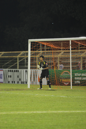 JOHOR BAHRU - JANUARY 14 ; Negeri Sembilan goalkeeper Farizal Marlias during a Malaysian Super League match between Johor FC and Negeri Sembilan at JCorp Stadium in Pasir Gudang on January 14th 2012  のeditorial素材