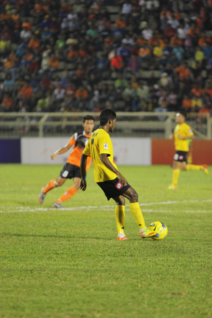 JOHOR BAHRU - JANUARY 14 ; Negeri Sembilan player S  Kunalan passing the ball during a Malaysian Super League match between Johor FC and Negeri Sembilan at JCorp Stadium in Pasir Gudang on January 14th 2012  のeditorial素材