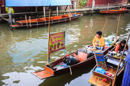 Ratchaburi, Thailand - February 26, 2012: Longtail boat with food and souvenir for sale in damnernsaduak floating market. This is a cultural heritage of Thailand. Activity of interest for tourists is take a boat visit the market along the river. And eat tのeditorial素材