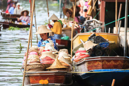 Ratchaburi, Thailand - February 26, 2012: Longtail boat with food and souvenir for sale in damnernsaduak floating market. This is a cultural heritage of Thailand. Activity of interest for tourists is take a boat visit the market along the river. And eat tのeditorial素材