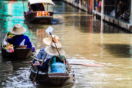 Ratchaburi, Thailand - February 26, 2012: Longtail boat with food and souvenir for sale in damnernsaduak floating market. This is a cultural heritage of Thailand. Activity of interest for tourists is take a boat visit the market along the river. And eat tのeditorial素材