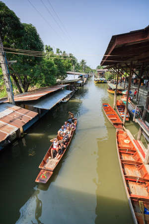 Ratchaburi, Thailand - February 26, 2012: Longtail boat with food and souvenir for sale in damnernsaduak floating market. This is a cultural heritage of Thailand. Activity of interest for tourists is take a boat visit the market along the river. And eat tのeditorial素材