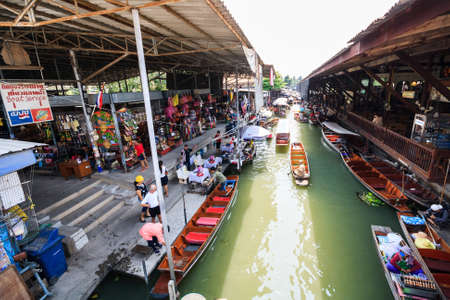 Ratchaburi, Thailand - February 26, 2012: Longtail boat with food and souvenir for sale in damnernsaduak floating market. This is a cultural heritage of Thailand. Activity of interest for tourists is take a boat visit the market along the river. And eat tのeditorial素材