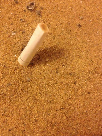 Used cigarette in ashtrayの素材