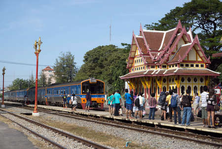 Hau hin Thailand - January 01 :Many passengers are waiting for a train to continue the journey on January 01, 2016 at Hua hin Railway station, Prachuap Khiri Khan, Thailand.のeditorial素材