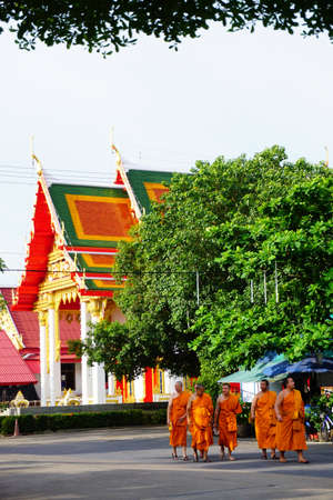 Lam Luk Ka, Pathum Thani, Thailand - 16 july 2016 : Wat pho sok phot ja lert Thailand temple with monksのeditorial素材