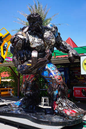 Hua-Hin beach,Thailand - 18 july 2016 : Recycled metal steel Robots theme park at Hua Hin Tique animal show : Iron Patriot modelのeditorial素材