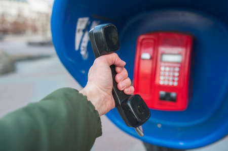 the handset of the pay phone in the handの写真素材