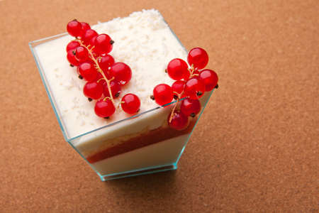 Dessert cream biscuit berry plastic cup
