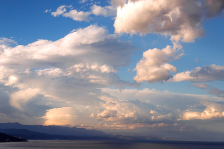 Beutiful sky sunset  with clouds during golden hour over ocean shoreの写真素材