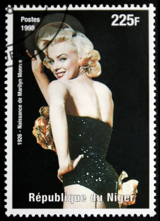NIGER - CIRCA 1998: A postage stamp printed by Niger shows image portrait of famous American actress, model and singer Marilyn Monroe (1926-1962), circa 1998のeditorial素材
